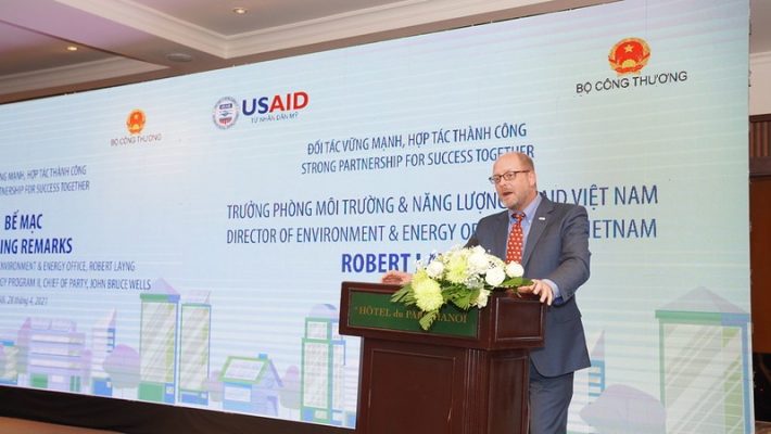 Giám đốc USAID / Văn phòng Năng lượng và Môi trường Việt Nam Robert Layng phát biểu tại buổi lễ. Ảnh: USAID