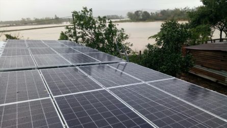 Hộ dân có nhu cầu lắp đặt điện mặt trời mái nhà tự phục vụ nhu cầu của mình thì phải thông báo với Công ty Điện lực địa phương. Ảnh: Tường Minh