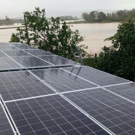 Hộ dân có nhu cầu lắp đặt điện mặt trời mái nhà tự phục vụ nhu cầu của mình thì phải thông báo với Công ty Điện lực địa phương. Ảnh: Tường Minh
