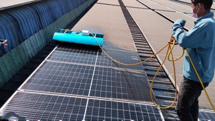 Vệ Sinh Pin Mặt Trời Tưởng Dễ Mà Vô Vàn Khó Khăn 1 • rua pin mat troi bang may gp solar 1024x576 1