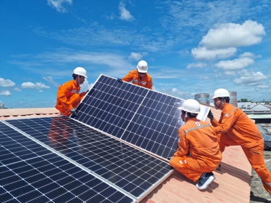 Gần 1.800 trụ sở công ở TP Hồ Chí Minh sẽ lắp điện mặt trời