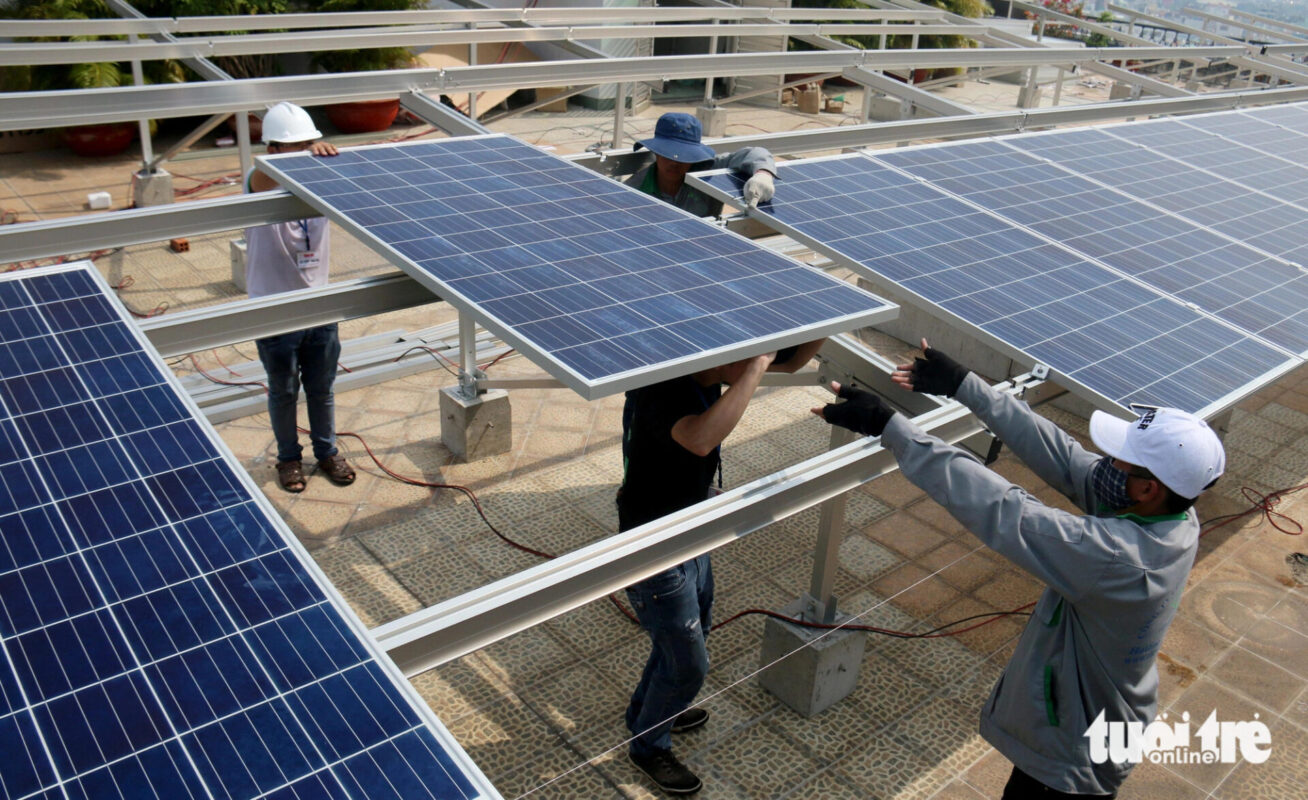 Các doanh nghiệp mong muốn sớm có chính sách lắp đặt điện mặt trời trên mái nhà - Ảnh: NGỌC HIỂN