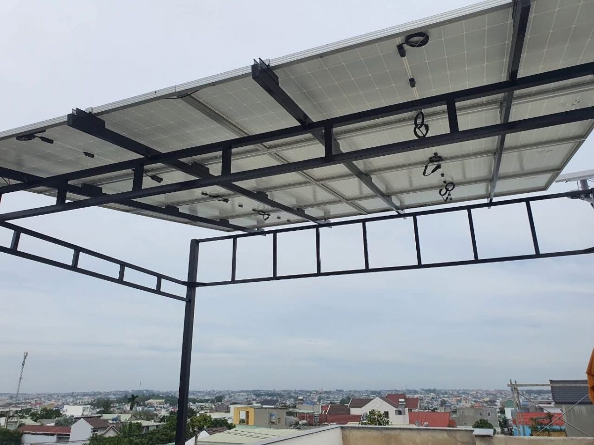Pin một mặt kính lắp đặt trên dàn khung