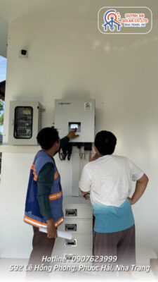 Quỳnh An Solar hướng dẫn khách sử dụng hệ thống Điện mặt trời