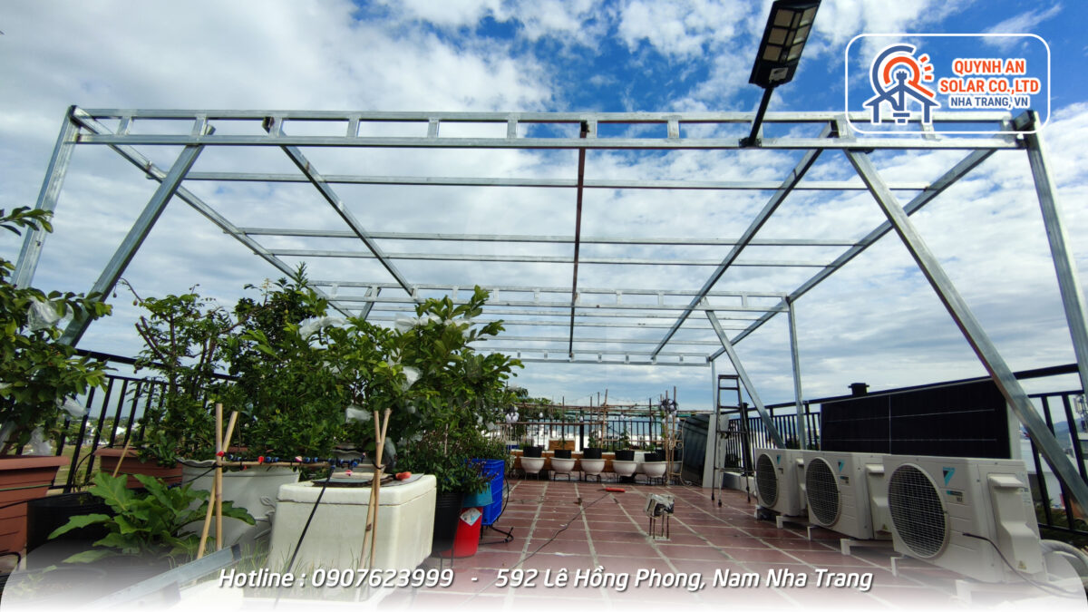 Lắp Đặt Mái Che Điện Mặt Trời - Giải Pháp Tối Ưu Không Gian & Năng Lượng Bền Vững 26 • Lap dat dan khung tai Quynh An Solar